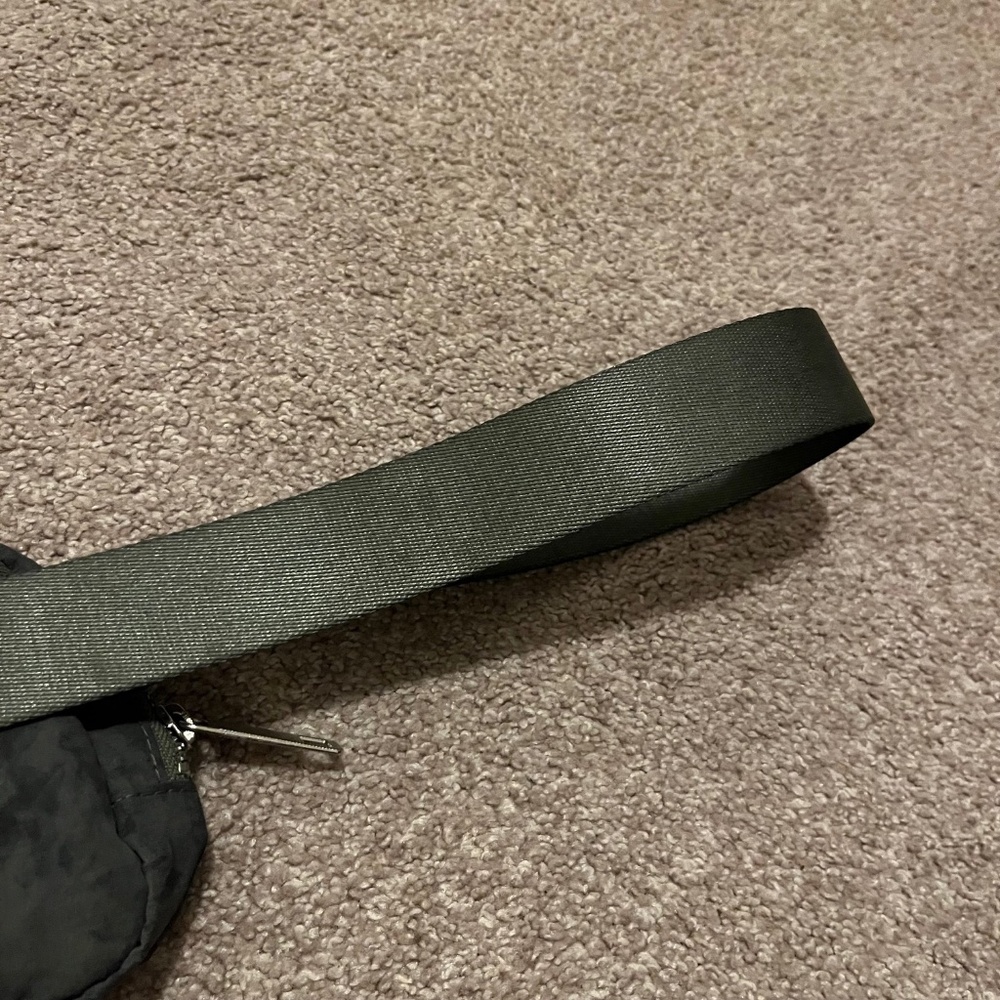Lululemon Everywhere 1L Belt Bag in RARE Aquila Green Twill Multi - Picture 8 of 8
